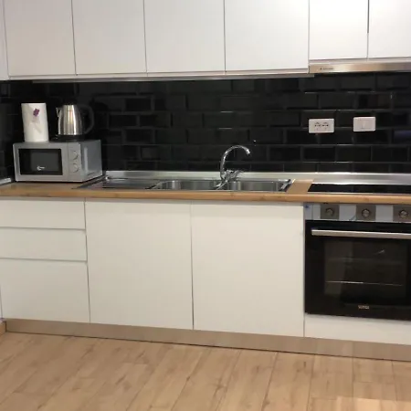 In Center ティラナ