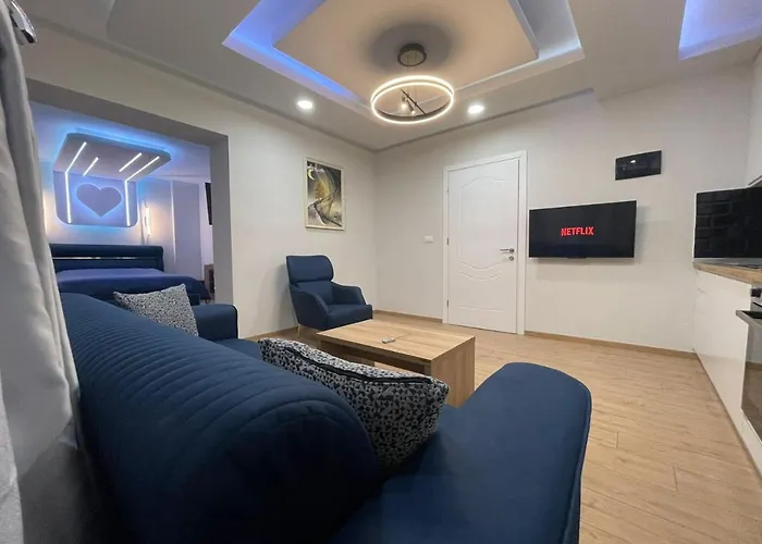 In Center * ティラナ